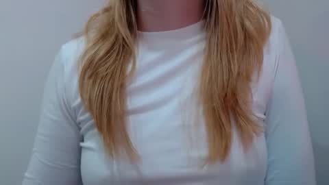 Snapshot of thin33 chatting on 10-17-25, 02:37 sara online show from 10-17-25, 02:37