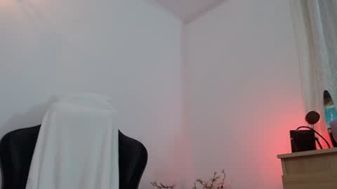 Snapshot of thin33 chatting on 06-11-26, 02:22 sara online show from 06-11-26, 02:22