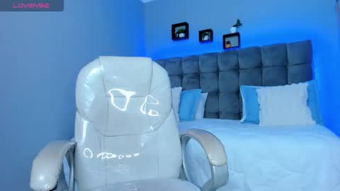 Snapshot of thomas_moon_ chatting on 12-19-25, 10:55 Thomas online show from 12-19-25, 10:55