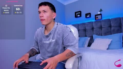 Snapshot of thomas_moon_ chatting on 01-07-26, 12:51 Thomas online show from 01-07-26, 12:51