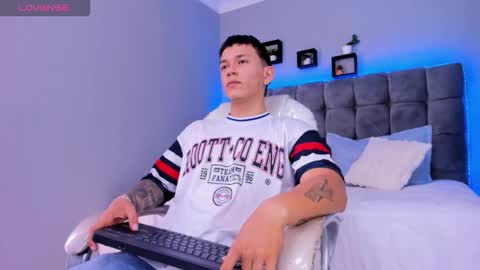Snapshot of thomas_moon_ chatting on 01-09-26, 12:41 Thomas online show from 01-09-26, 12:41