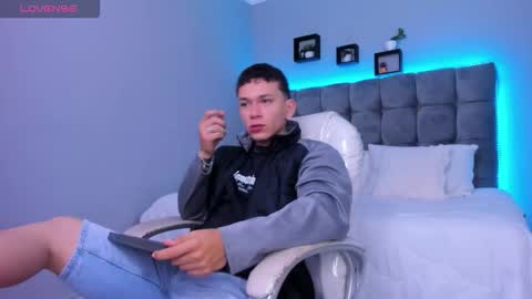 Snapshot of thomas_moon_ chatting on 01-16-26, 01:04 Thomas online show from 01-16-26, 01:04