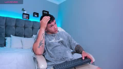 Snapshot of thomas_moon_ chatting on 02-03-26, 12:10 Thomas online show from 02-03-26, 12:10