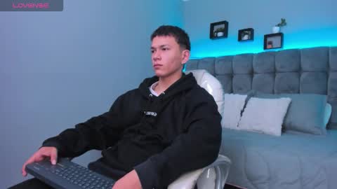 Snapshot of thomas_moon_ chatting on 02-04-26, 12:11 Thomas online show from 02-04-26, 12:11