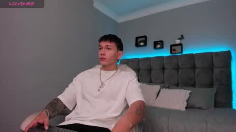 Snapshot of thomas_moon_ chatting on 02-05-26, 11:59 Thomas online show from 02-05-26, 11:59