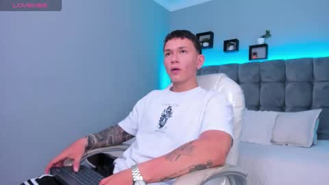 Snapshot of thomas_moon_ chatting on 02-08-26, 12:30 Thomas online show from 02-08-26, 12:30