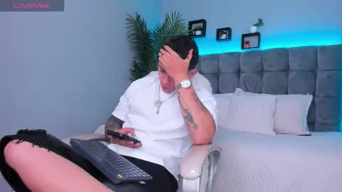 Snapshot of thomas_moon_ chatting on 02-11-26, 12:32 Thomas online show from 02-11-26, 12:32