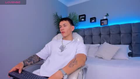 Snapshot of thomas_moon_ chatting on 02-15-26, 01:31 Thomas online show from 02-15-26, 01:31