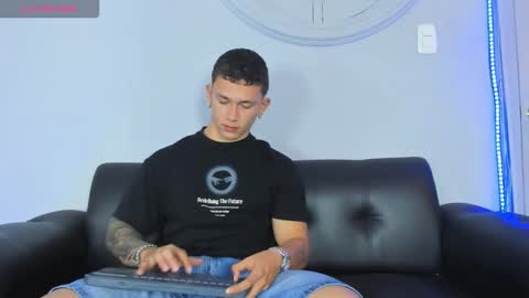 Snapshot of thomas_moon_ chatting on 02-26-26, 01:32 Thomas online show from 02-26-26, 01:32