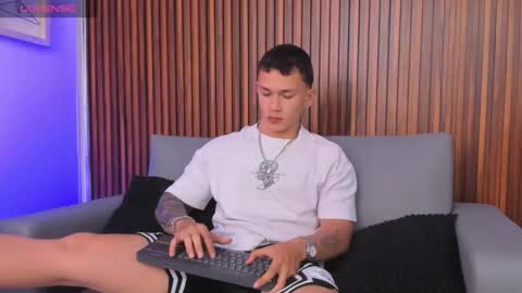 Snapshot of thomas_moon_ chatting on 03-01-26, 02:19 Thomas online show from 03-01-26, 02:19