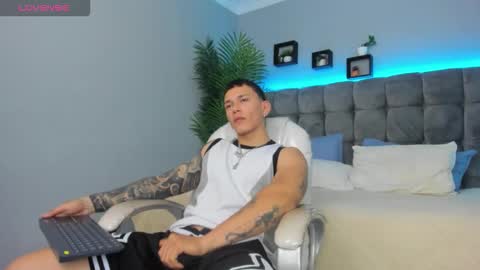 Snapshot of thomas_moon_ chatting on 03-03-26, 02:01 Thomas online show from 03-03-26, 02:01