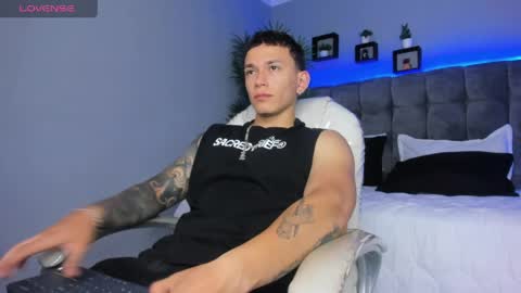 Snapshot of thomas_moon_ chatting on 04-04-26, 01:41 Thomas online show from 04-04-26, 01:41