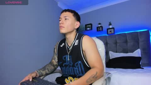 Snapshot of thomas_moon_ chatting on 04-06-26, 11:55 Thomas online show from 04-06-26, 11:55
