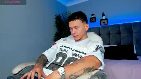 Snapshot of thomas_moon_ chatting on 04-20-26, 01:58 Thomas online show from 04-20-26, 01:58