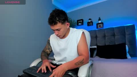 Snapshot of thomas_moon_ chatting on 04-24-26, 01:57 Thomas online show from 04-24-26, 01:57