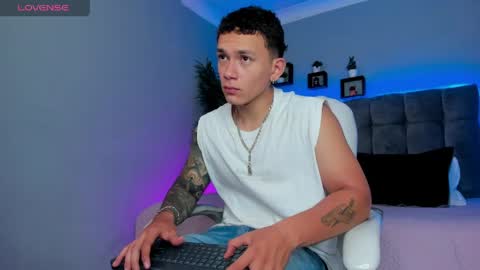 Snapshot of thomas_moon_ chatting on 04-26-26, 02:37 Thomas online show from 04-26-26, 02:37
