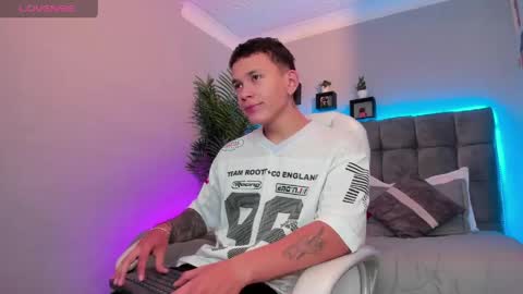 Snapshot of thomas_moon_ chatting on 04-29-26, 01:15 Thomas online show from 04-29-26, 01:15