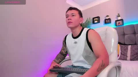 Snapshot of thomas_moon_ chatting on 05-06-26, 01:49 Thomas online show from 05-06-26, 01:49