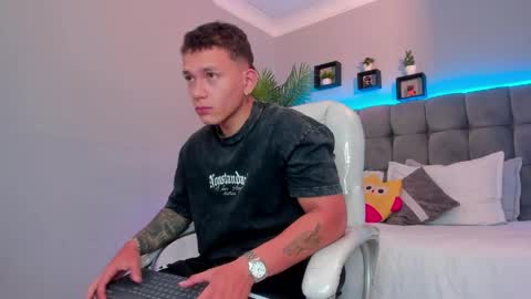 Snapshot of thomas_moon_ chatting on 05-09-26, 02:00 Thomas online show from 05-09-26, 02:00