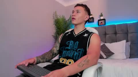 Snapshot of thomas_moon_ chatting on 05-11-26, 02:34 Thomas online show from 05-11-26, 02:34