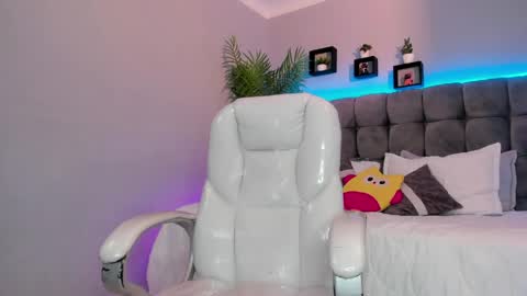 Snapshot of thomas_moon_ chatting on 05-11-26, 04:04 Thomas online show from 05-11-26, 04:04