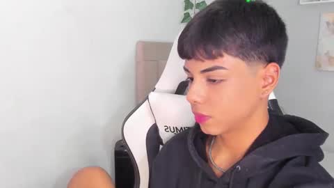 Snapshot of thomas_wild chatting on 10-29-25, 07:32 Thomas online show from 10-29-25, 07:32