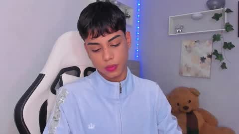 Snapshot of thomas_wild chatting on 11-01-25, 01:18 Thomas online show from 11-01-25, 01:18