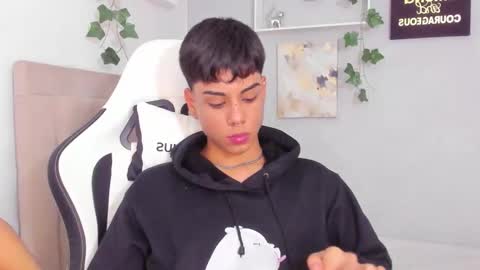 Snapshot of thomas_wild chatting on 11-13-25, 05:17 Thomas online show from 11-13-25, 05:17