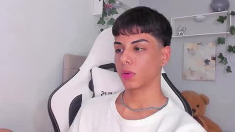 Snapshot of thomas_wild chatting on 11-14-25, 07:29 Thomas online show from 11-14-25, 07:29