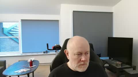 thomash32 online show from 10-24-25, 06:21