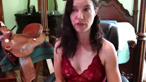 Snapshot of thornbury_rose chatting on 05-23-26, 06:01 ThornburyRose online show from 05-23-26, 06:01