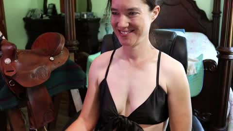 Snapshot of thornbury_rose chatting on 05-28-26, 05:32 ThornburyRose online show from 05-28-26, 05:32
