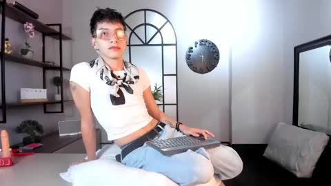 Snapshot of tiam_muller chatting on 11-15-25, 08:16 Tiam Muller online show from 11-15-25, 08:16