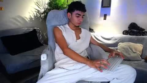 Snapshot of tiancam chatting on 06-18-26, 12:11 TIAN online show from 06-18-26, 12:11