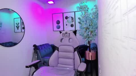 Tiara  online show from 04-19-26, 03:17