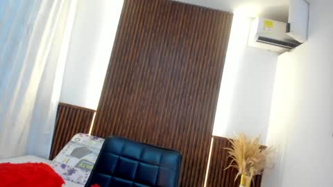 Snapshot of tiff_valentine chatting on 01-24-25, 04:37 Tiffany online show from 01-24-25, 04:37