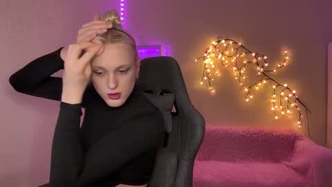 Amira online show from 11-25-25, 09:31