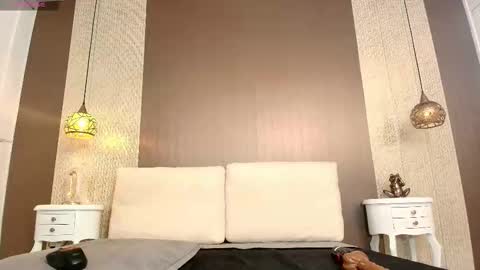 T I F F A N Y online show from 12-05-25, 08:16