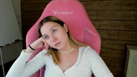 Snapshot of tinaburton chatting on 06-08-26, 01:28 TinaBurton online show from 06-08-26, 01:28
