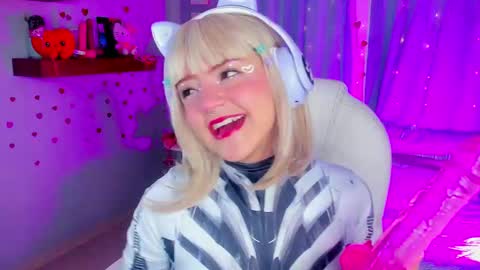 Snapshot of tiny__emmy chatting on 02-17-25, 03:42 Emmy blue berry1 online show from 02-17-25, 03:42