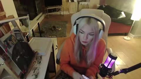 stage Kylie Sinner  brand CLITBAIT online show from 01-31-25, 03:30
