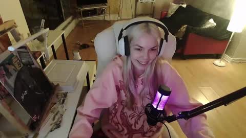 stage Kylie Sinner  brand CLITBAIT online show from 02-01-25, 04:24
