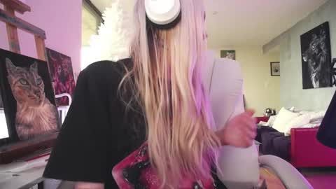 stage Kylie Sinner  brand CLITBAIT online show from 01-18-26, 08:12