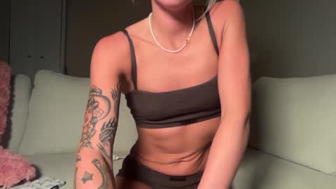 Snapshot of tinytayy chatting on 06-03-26, 03:42 tinytayy online show from 06-03-26, 03:42