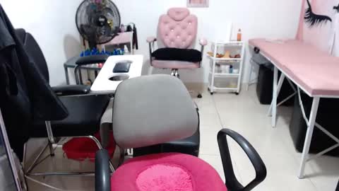 Snapshot of titsbiglovers chatting on 10-23-25, 12:32 DIVA online show from 10-23-25, 12:32