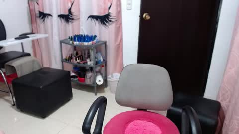 Snapshot of titsbiglovers chatting on 03-04-26, 06:58 DIVA online show from 03-04-26, 06:58