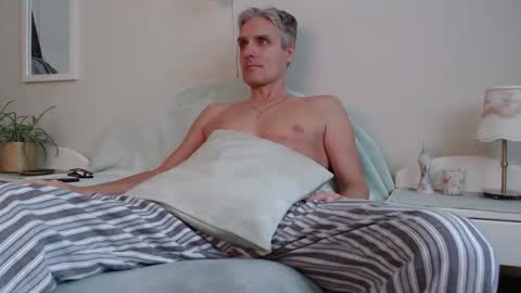 Daniel Bisexual uncut 20cm online show from 12-08-24, 07:26