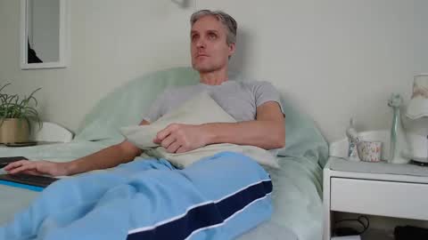 Daniel Bisexual uncut 20cm online show from 12-23-24, 08:22