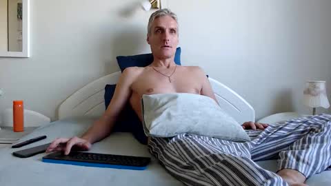 Daniel Bisexual uncut 20cm online show from 10-11-25, 06:45