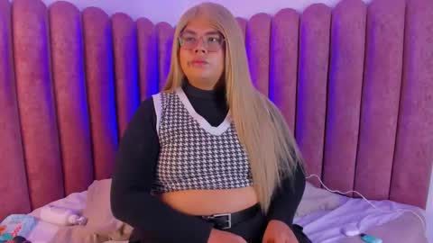 Snapshot of tom_silver_ chatting on 09-18-25, 08:38 Tom Silver online show from 09-18-25, 08:38